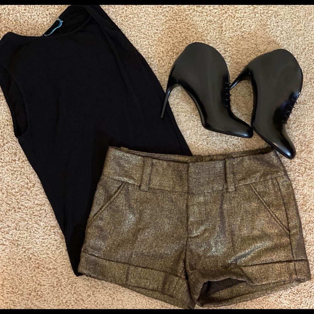 ALICE AND OLIVIA GOLD METALLIC CADY SHORTS SIZE 2.